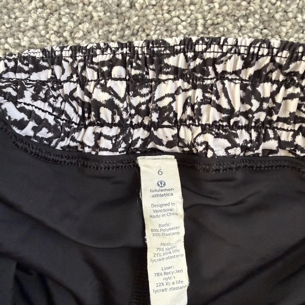 Lululemon Work Out To Water Short Ice Breaker White Black / Black Size 6‎